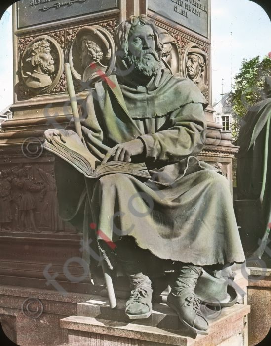 Skulptur von Jan Hus | Sculpture of Jan Hus (foticon-simon-150-004.jpg)